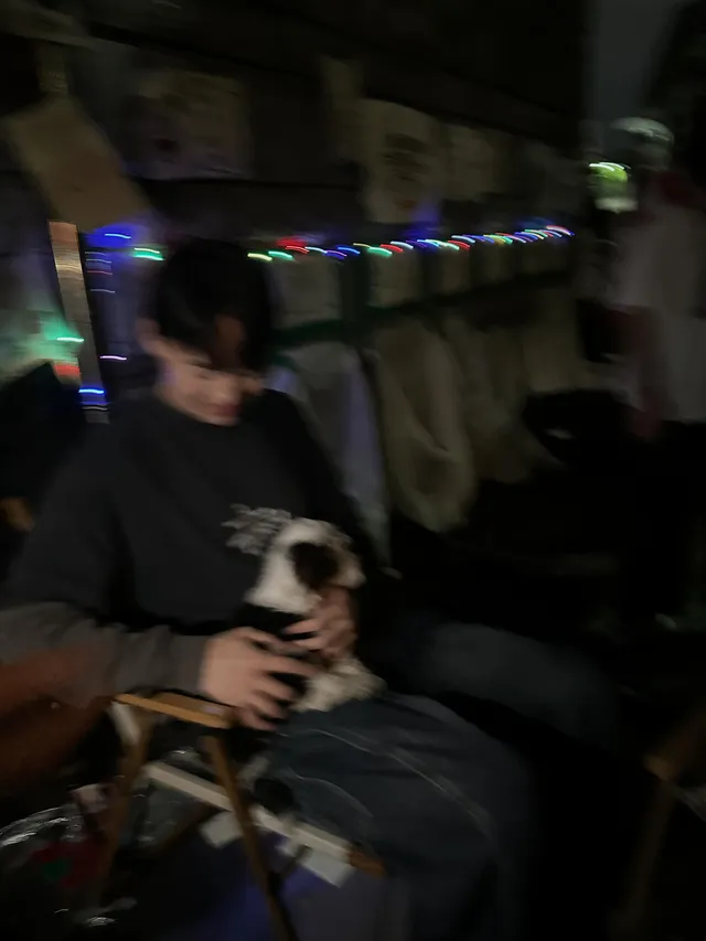 1-4에서 귀여운 후추랑 사진찍고
향수 무료 나눔도 받았습니다
올공은 너무 따뜻한 공간이에요
1-4 입구를 예쁘게 꾸며놨으니
많이많이 와주세요�