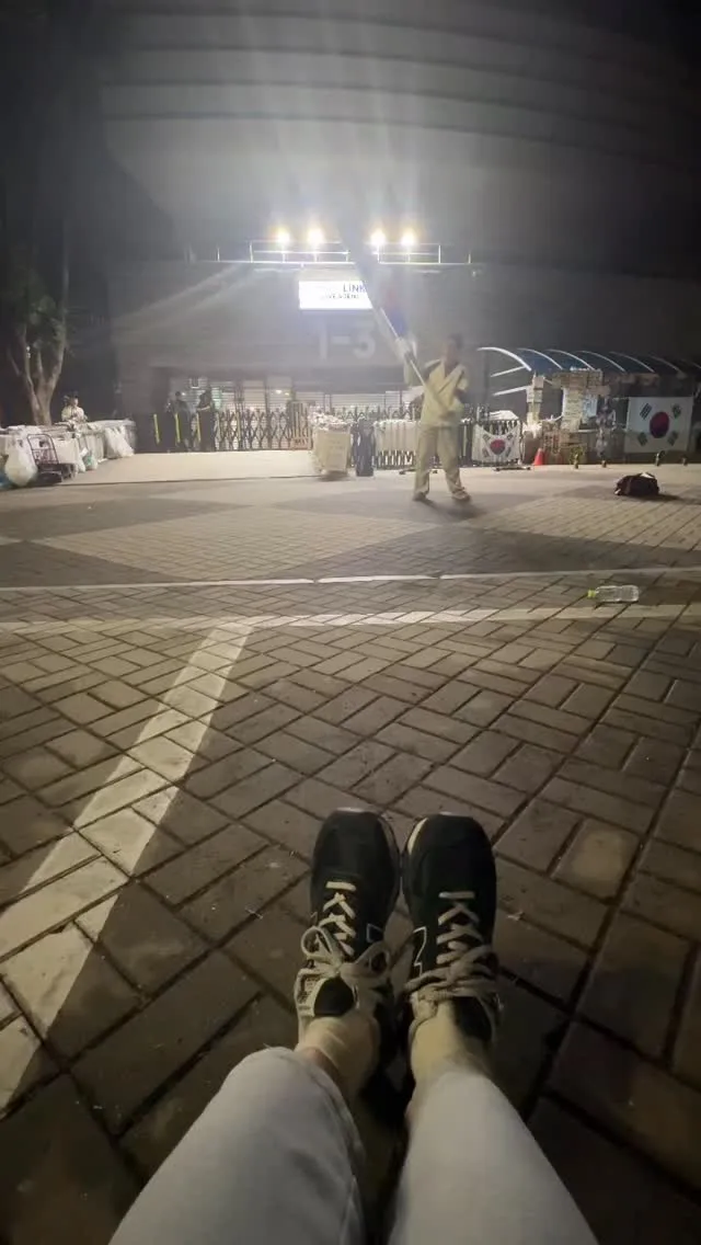 올공 21일차 오전 3시 30분
계속 쓰레드에 새벽에 젊은 사람없다 화력없다
사람줄었다, 구호외칠때 누구는 게임한다
출근안하는데 지키고 있나요 