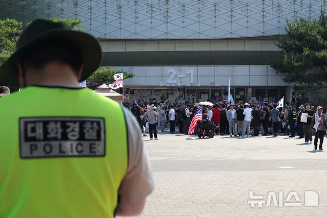 잠실 사태로 '대화경찰' 다시 주목…모욕·조롱 겪고 "역할 한계" 시선도

[서울=뉴시스]최은수 기자 = 서울 송파구 올림픽공원 일대 선거관리위