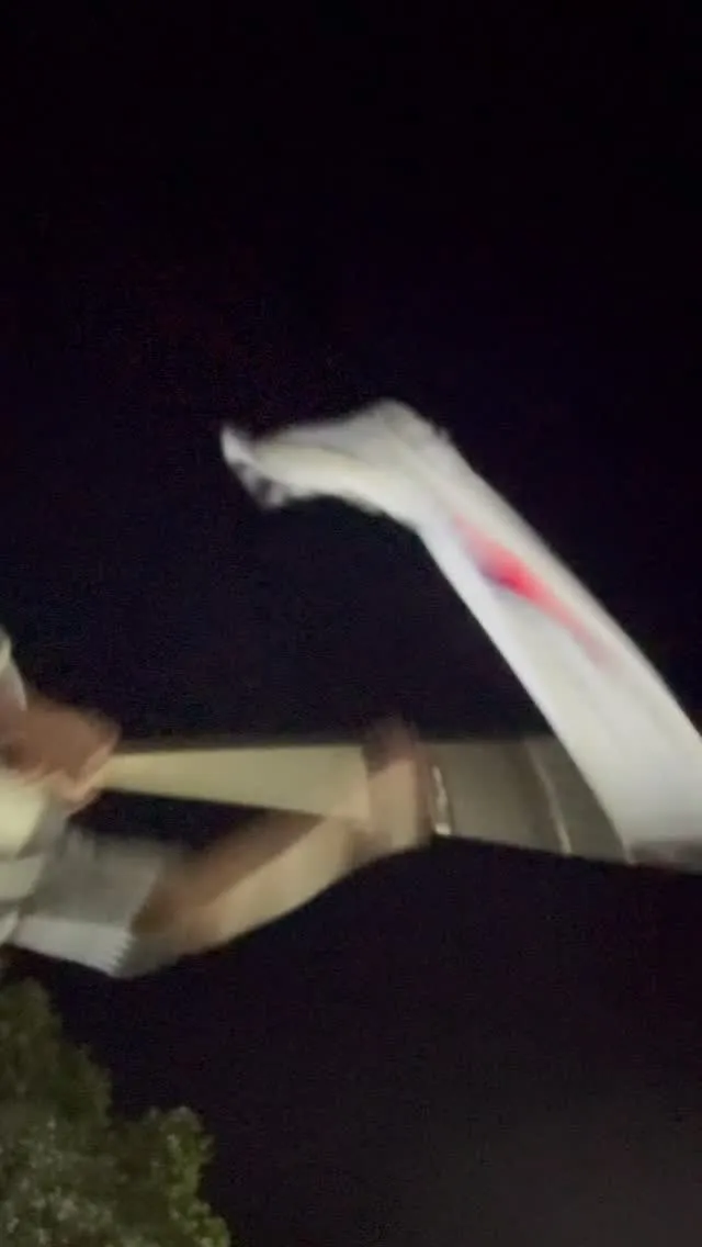 22시부터 05시 반 정도까지 1-3 앞에서 깃발 흔들다 퇴근했습니다
중간중간 교대해주신 핑크티 형님 감사합니다
간식거리와 식사 주문해주신 누님