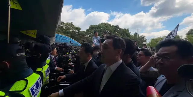 장동혁 김민수
존나게 뒤늦게 와서
이제야 재선거 밀어붙이겠다고 한다.

마지막 기회다 반드시 해라
두 번 빤스런하지 마라.
재선거 진행하면 ?
