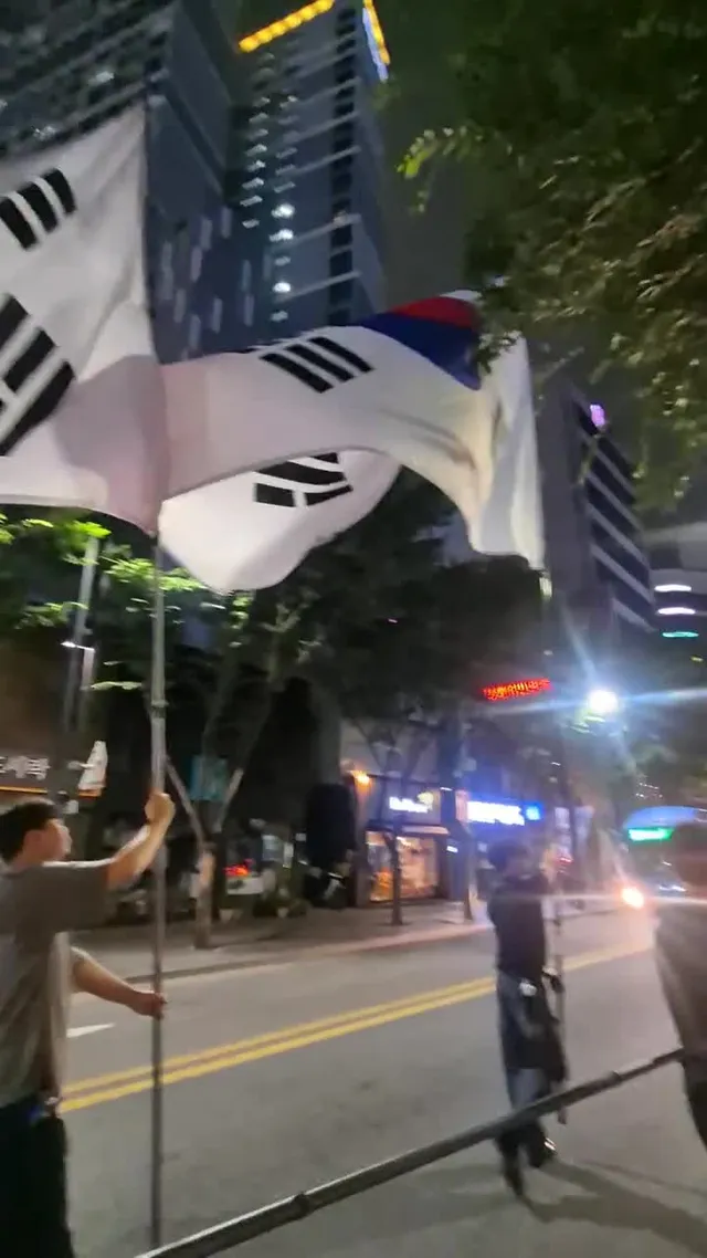 멸공이다.애국이 극우라면 극우 할련다 그냥.