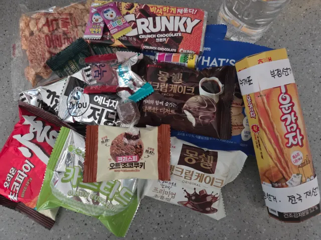 올림픽공원 현장에 가면 나눠 주는 간식들 입니다. 심지어 과일 햄버거 피자 김밥 빵 샌드위치 커피 등등 너무 많이 주셔서 갈때마다 배부르게 먹습