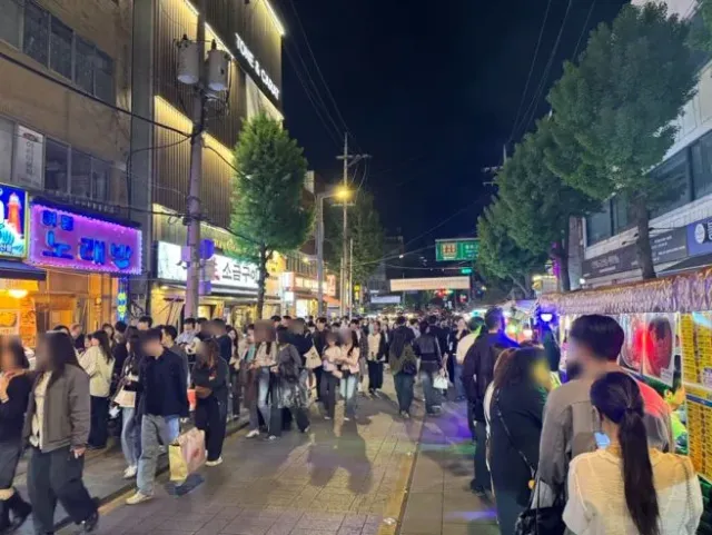 나 종로 익선동 사는데.......
종로3가 낙원상가 앞이 밤이면 젊은이들로 거리가 꽉찬다.  이 친구들은 대한민국의 현 실정을 외면 하는것일까