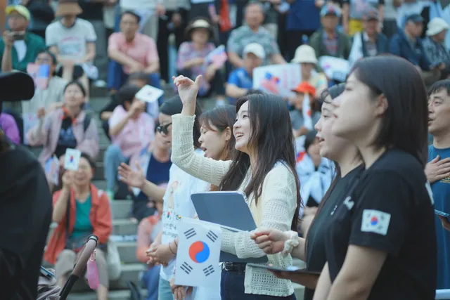 우리는 서로 이름도 몰라
자유롭게 모여서 리허설 한번 하고
바로 연주해.
이번엔 특히나 도와주신분들이 많아

의자, 파라솔 다들 어디서 가져오셨
