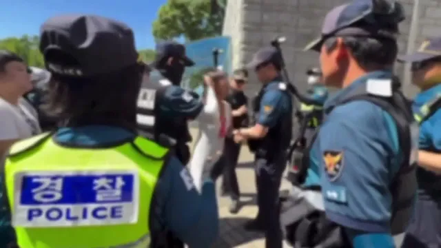 이게 침뱉었다고 구속당한 영상 원본 ...
경찰이 먼저 팔을 붙잡는 끌고 가려는 물리력을 행사했고
손이 잡힌 상태에서 항의하며 침을 뱉자 경찰이