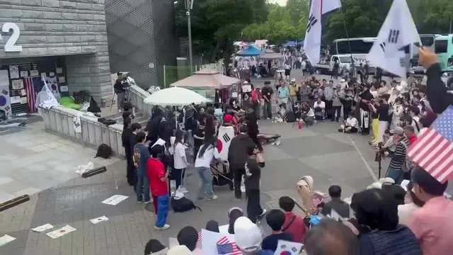 올공 오케스트라 합창 군가연주.
그리고 시민들. . .
양양가.전선을간다.멸공의 횃불. .