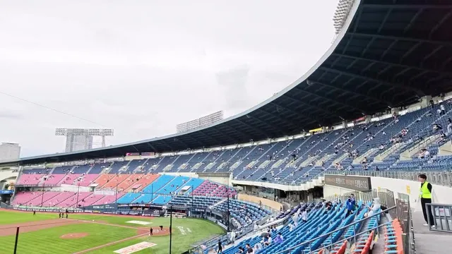 잠실에 비가오니
비 말고 험한것이 떨어지네요 😱🥶😰