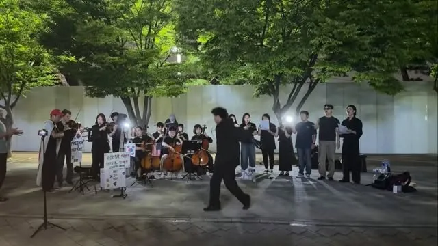 공식 연주 후 많은 분들이 남아사 자리를 옮겨 계속 연주했습니다.
설마 설마 했는데 장대비가 쏟아져서 혼비백산 악기들을 챙겼지만 아쉬운 마음에 