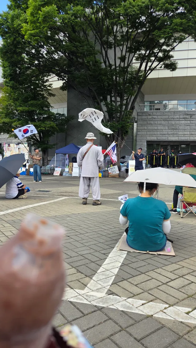 어제 스님이 기수해주신 영상에 많은 분들이 감동하셔따
오늘 스님께 스레드 보여드리면서
감사하다 전해따
괜시리 눈물이 고여서
90도 인사해버려땅
