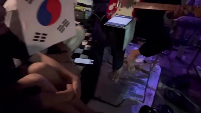 하루종일 게이트 지키고, 
밤새고 출근하고, 퇴근하고 다시 오고,
땀흘리며 태극기를 펄럭이고, 
여기저기 청소도 하고,
지나가시는 시민분들 간식