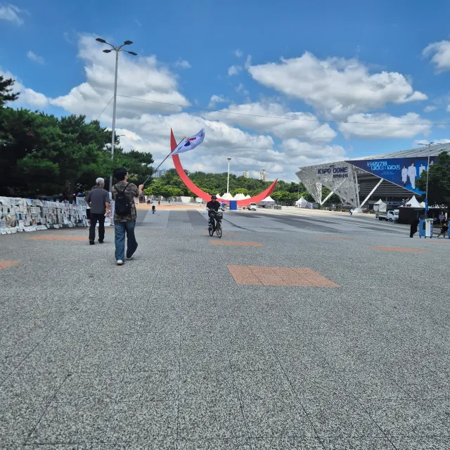 2시간 내내 서서 구호외치고 갑니다. 다리가 후들거리나 지하철에서 앉아갈수있는 시간이여서 감사합니다. 봉사해주시는 분들 너무 고생많으시고 빈손으