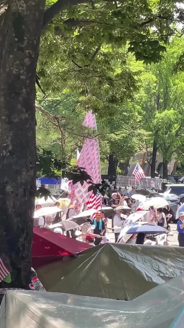 오늘 어르신 태극기, 성조기 2개 가져오셨나보다

일 하다가 잠깐 멍 때리는데 엄청나다
애국도 장비빨이라는 말 오늘 눈으로 확인함

그리고 어르