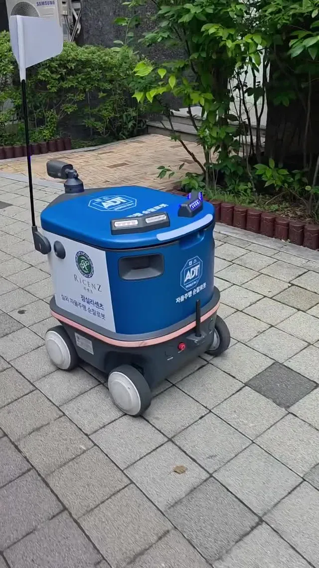 리센츠에는 자율주행하면서 순찰도는 로봇이 있네.
아파트에서 혼자 돌아다니는데 넘 귀엽고... 깜찍하고... 덥겠다......