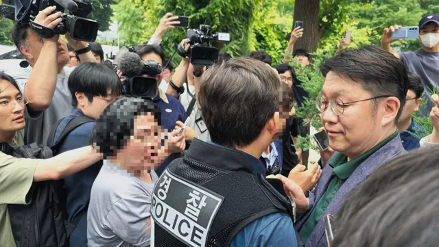 잠실 개표소 찾았던 서울시선관위 사무처장...경찰 만류로 복귀

김범진 서울시 선거관리위원회 사무처장이 ‘잠실 개표소 봉쇄 시위’ 현장을 방문했