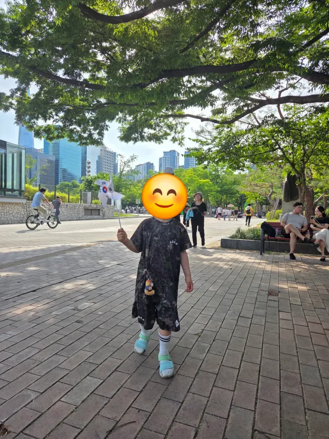 진짜 어이없던게 바람개비 들고있는 키 100cn 가량 극우 폭도 목격하고 오줌지릴뻔했어요. 올공 무셔