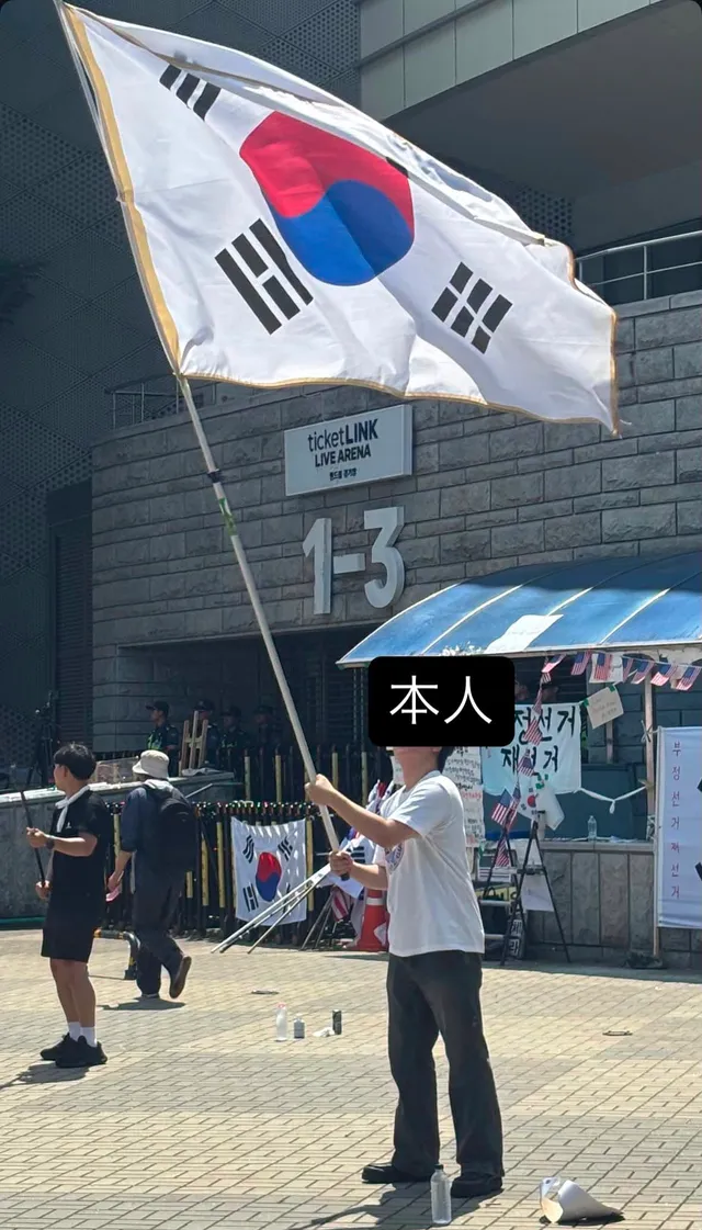 오늘도 잠실 민주화운동!! 30분동안 큰 태극기 흔들었더니 팔은 아프지만 뿌듯하다 
애국보수 우파 기독교 강남 해운대 04