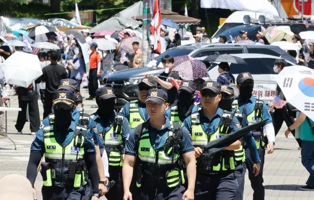 "선관위 직원, 경찰복 입혀 뺴냈다" 주장한 유튜버 검거… 목적은 '돈'

6·3 지방선거 투표용지 부족 사태로 인한 '개표소 봉쇄 시위'가 계