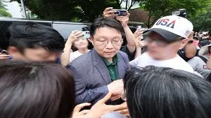 서울시선관위 사무처장, 잠실 개표소 방문 무산

김범진 서울시선거관리위원회 사무처장이 오늘 잠실 개표소 봉쇄 시위 현장을 찾았지만 경찰의 만류로