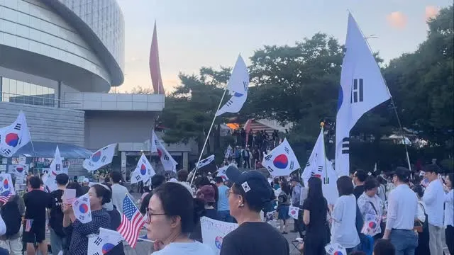 금요일이라 그런가 점점 사람 많아지고 있어요 !