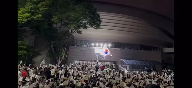 지금 대한민국은 반국가세력vs건강하고 상식적인 사고방식을 가진 사람들의 싸움이란 말이 진짜 맞는 말이다.
나라가 잘못 되고 있다.