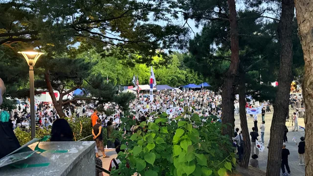#뜨거운_불금_올림픽_공원

오늘도 역시 뜨겁다
수많은 분들이 올림픽 공원으로 모였다

뜨거운 불금날 뜨거운 함성이 울려 퍼진다

#부정선거_재
