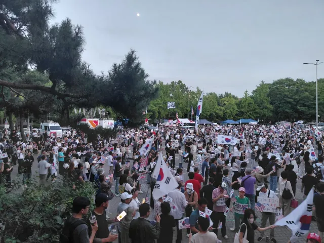 금요일 저녁 8시 올공! 
점점 더 많아지는 애국시민들 🇰🇷