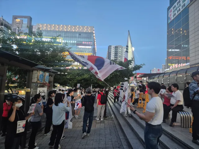인천 부평역으로 모인다!
인천사람들! 맨날 마계 인천소리 듣는데
그 파워 화력 보여줘야지 않겠어?!?!! 
우리 공항까지 뺏기면 ㅈ 되는거야. 