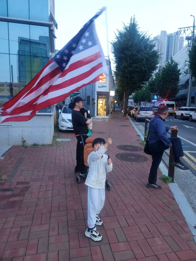 7살 극우 가족의 저녁 일과🇺🇲🇰🇷👍
여러번 집회 참여하다보니, 옷까지 선물 받았네요ㅋ
제가 더 많이 참석했는데..
왜 와이프만 챙겨 