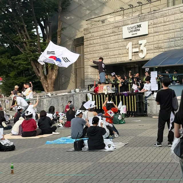 사람이 1-3에 없다그래서 넘어왔는데
진짜 너무 없네요 
많이 빠진것같아요 😭
근데 애국가를 부르는데 왜 눈물나냐구😭😭