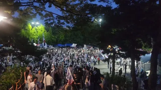 지금 올림픽공원은 금요일밤의 애국 열기로 후끈후끈