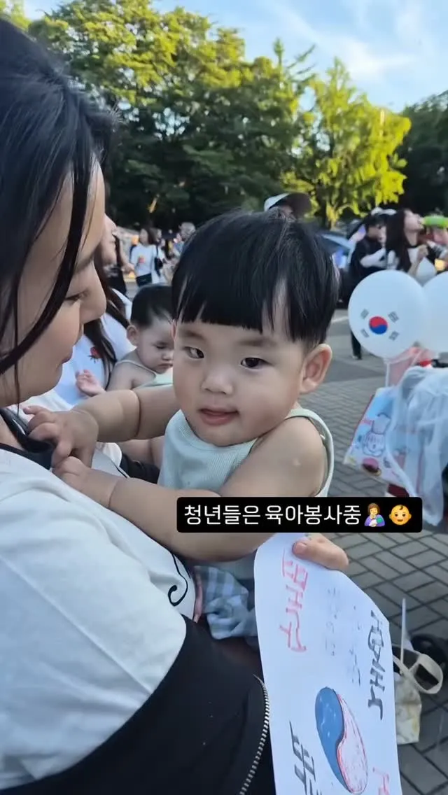 11개월이래!! 
0살 애기도 오는 올림픽공원이다!!

멀리서 아기들이 살아갈 대한민국을 위해 올라오신 엄마들 존경존경. 쌍둥이 출산에 1년도 