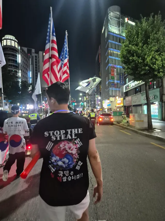 익명의 애국자님께서 청년들 입어라고 주신 멸공 티셔츠!
감사히 잘입겠습니다!
행진하다가 친해진 애국열차 왕자님과...(친해진거 맞제?