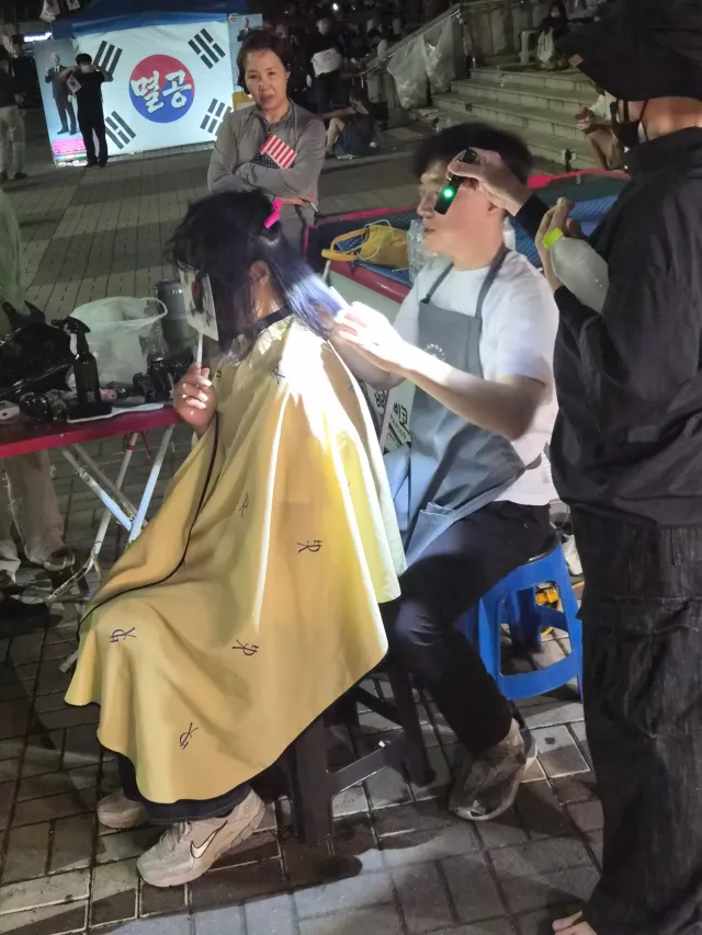 4일 만에 온 올공은 더 따수워졌네.
올공이발소, 멸공네컷, 한미공조수사 서명존까지.
평소 금요일보다 사람은 많지 않았지만, 그만큼 한 분 한 