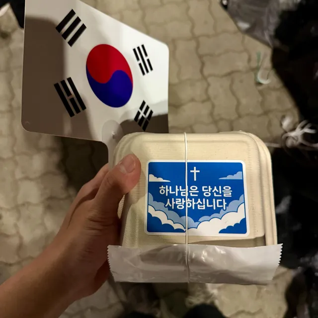 1-3 게이트 한길샘 부스에서 햄버거 나눠주십니다
감사히 잘 먹겠습니다!