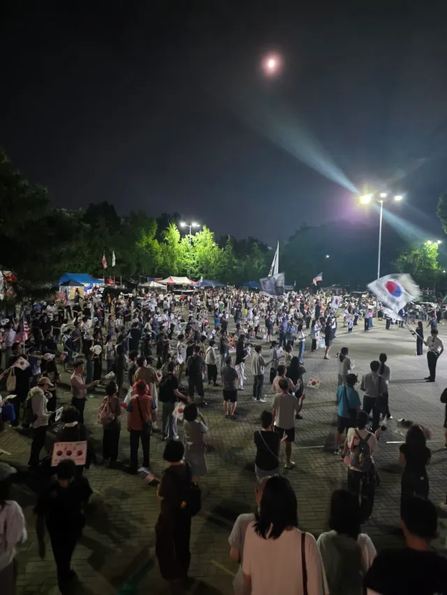 낮부터 지키다가 퇴근해보겠읍니다
오늘 사람 진짜 많네요🇰🇷🇰🇷🇰🇷
모두 고생하셨습니다🙏