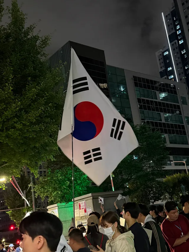 와 이제 진짜 집가야한다 
저혈당와서 안되겠음 
사모펀드 왔는데 졸귀다 ㅠㅠ 
부산 선관위 앞 아직 많이들 계세요!!! 추우니까 외투 가져오세요