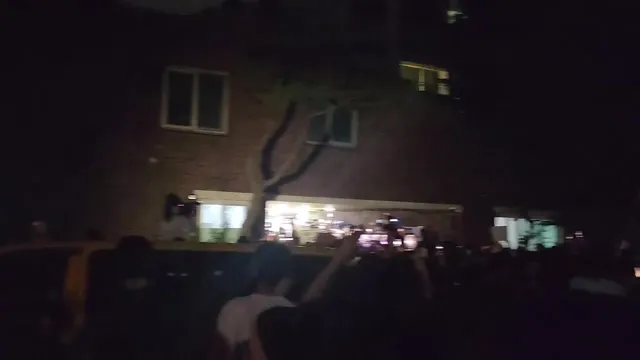 올림픽로 4길 42 우성아파트 17동 앞.
잠실7동
김은혜왓네

경로당 후문에 있는데
건물2층에 불이 갑자기 다 꺼졌어요
나오려나
