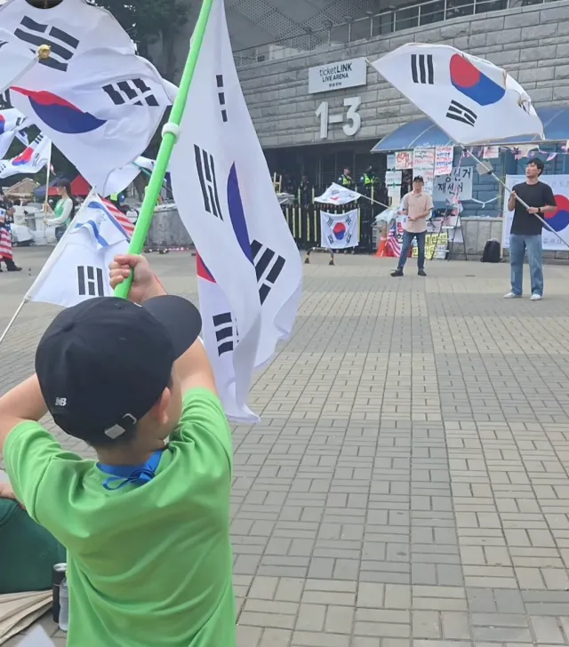 초2 아들에게 교과서 밖 세상을 알려줬어
올림픽 공원에 이렇게 많은 사람들이 나와서 구호를 외치는 이유, 우리나라에서 악법이 계속 통과되고 있는