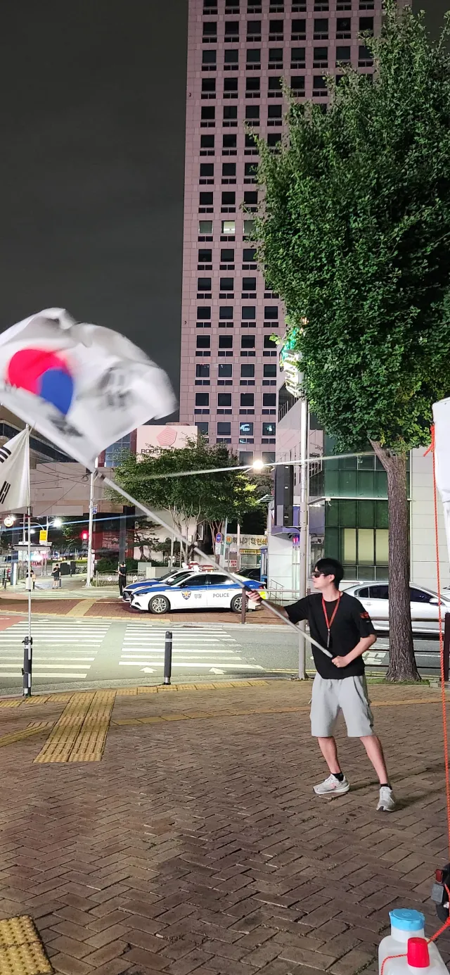 오늘도 뜨거운 대구🔥🇰🇷

TKYC행진 참여후 대구투쟁본부 중구선관위앞 야간집회 참여하고 돌아갑니다!

오늘 집회 참여하신분들 모두 수고많