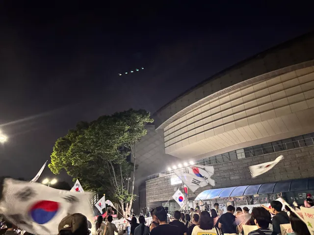 저녁먹고 애들이랑 올공 갔는데

나는 힘차게 구호 외치고
애들은 간식 받는 재미로 자꾸 마실 다니고🫣
어른들이 너무 반겨주시고 예쁘다 해주시니