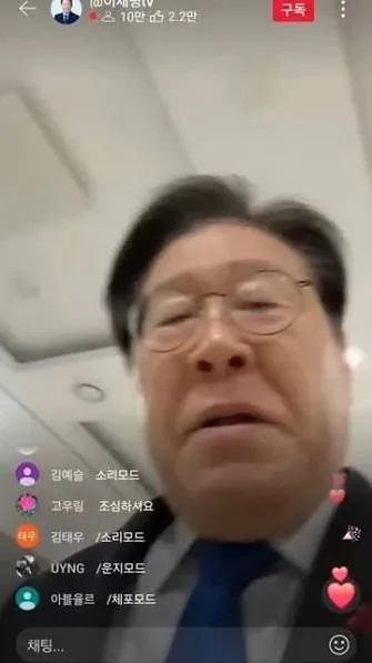 올공에서 집가려고 주차장가는데 고양이가 앵기길래 궁디팡팡하고있었거든?
근데 경찰관 한 분이 와서 고양이 주제로 같이 떠들다가 
지금 올공 상황에