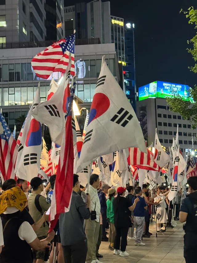 이 많은 사람들이 왜 거리로 나왔을까
도대체 무엇을 위해서 이렇게 소리칠까
이유도 찾아보지 않고 무시한다
- 잘못인 줄조차 모르는 사람
- 잘못