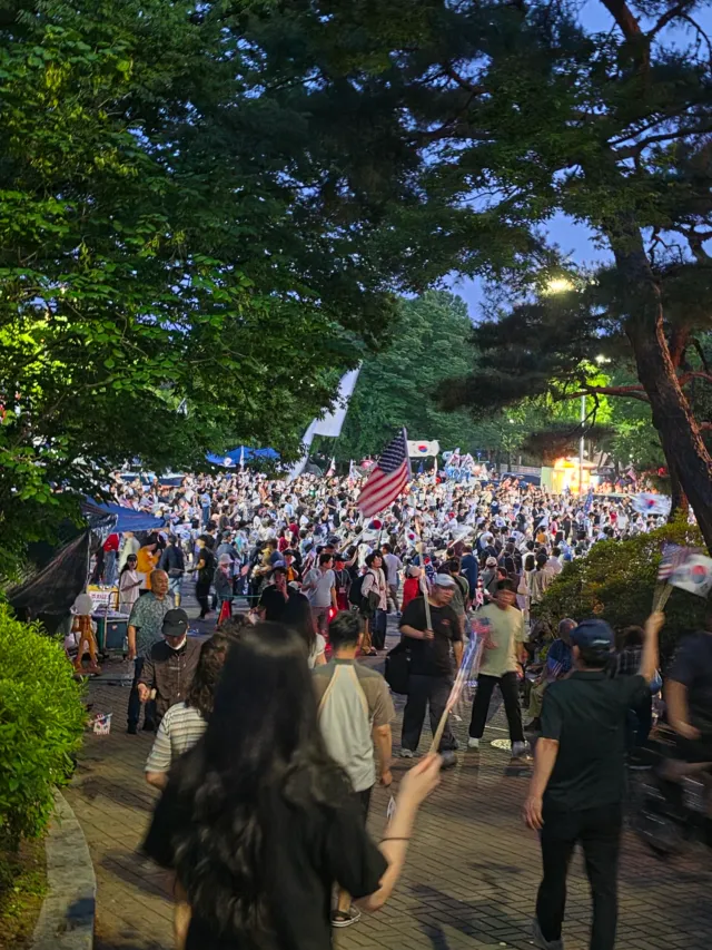 1. 현실이 ㅈ같아도 모여

2. 모이면 바뀌어

3. 클럽가고 싶으면 부정선거 클럽으로 오라고