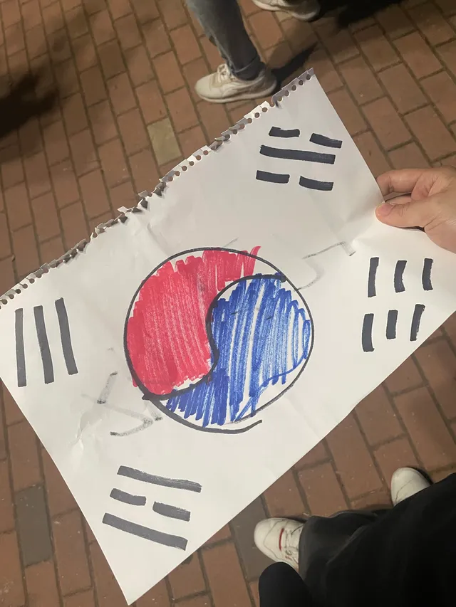근데 진짜 이거 누가 처음으로 아이디어 냈냐.
내가 2026년 들어 가장 마음에 드는 그림으로 선정할 만큼 좋아.
