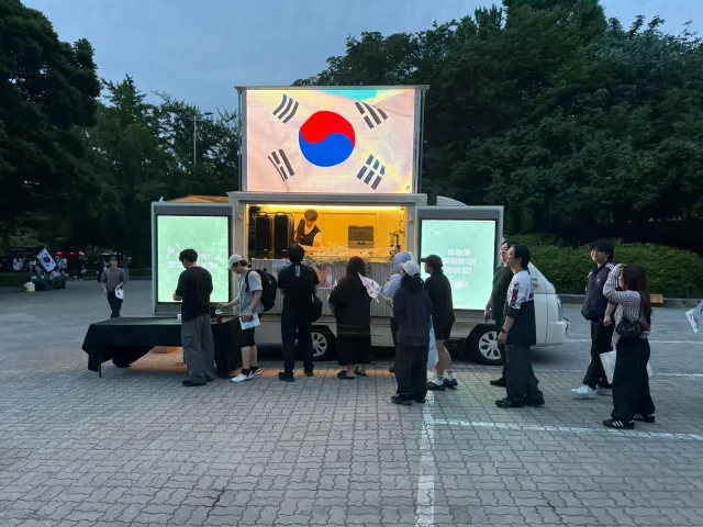 나 푸드트럭 대표인데,
 우리직원 올공 간다고 커피차 써도되냐길래,
내가 고맙다고 돈은 내가 쓴다했어.
27일 한창 더운시간에 
올공으로 커피차