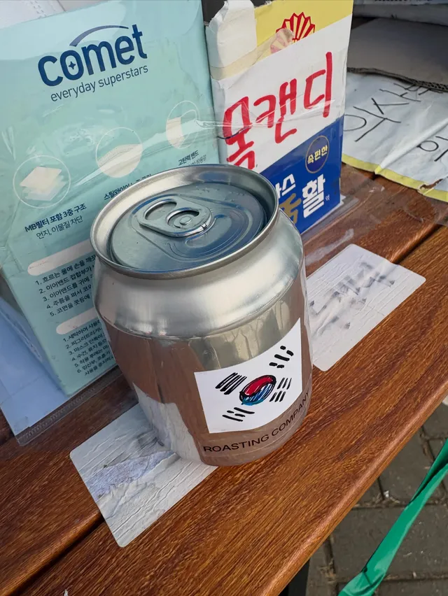 6/25 목요일 저녁 올공. 자발적으로 모인 오케스트라 연주도 듣고 비보이 춤도 보고 익명의 후원자가 주신 애국커피 한잔. 오이트럭을 몰고 오신