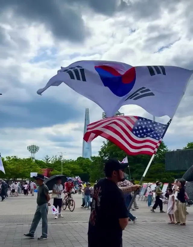 📌대한민국 헌법 제1조
- "대한민국은 민주공화국이다."
- "대한민국의 주권은 국민에게 있고, 모든 권력은 
  국민으로부터 나온다."

안