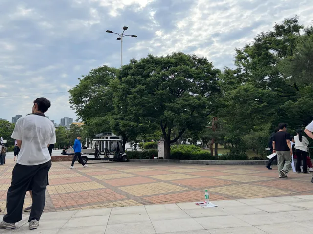 피말리게 만드는 수법에 참정권을 내줄 수 없습니다.

소방차와 경찰이 올림픽공원을 돌며 압박 중입니다.
연속 밤샘으로 다들 지쳤습니다. 교대가 