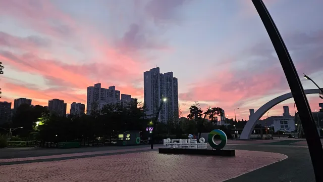 올림픽공원역의 새벽 
피곤한 와중에 하늘은 왜 이리 이쁜가
내향존은 못가고 1-3에서 소리치고, 그냥 누워서 잠도 좀 자고...
다들 고생이 많